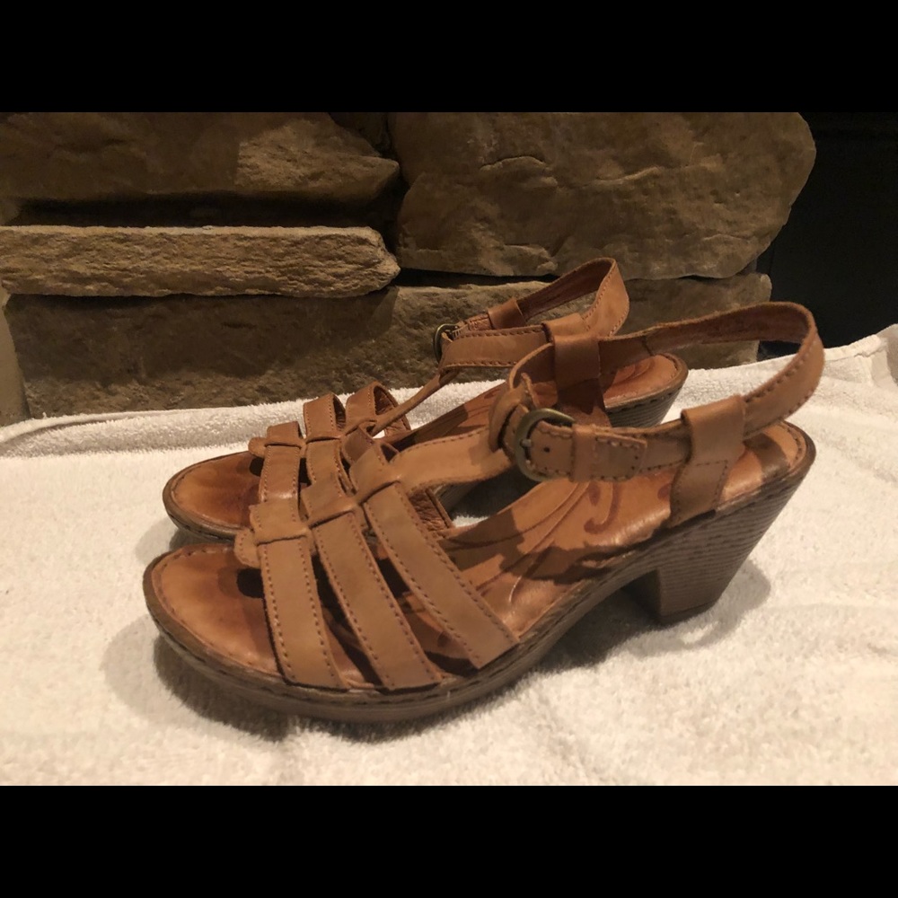 Born Leather wedge Sandals sz 8 Tan